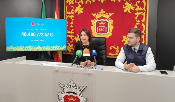 La alcaldesa de Ronda, María de la Paz Fernández, y el delegado de Turismo, Ángel Martínez, en rueda de prensa
