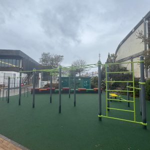 Cuenta con diferentes elementos para realizar una amplia variedad de ejercicios.