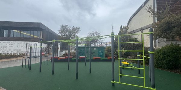 Cuenta con diferentes elementos para realizar una amplia variedad de ejercicios.