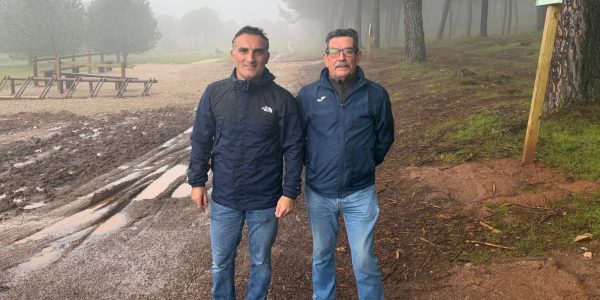 Bernardo Crespo junto a Julián Aceves, presidente del Club Kilómetro 1