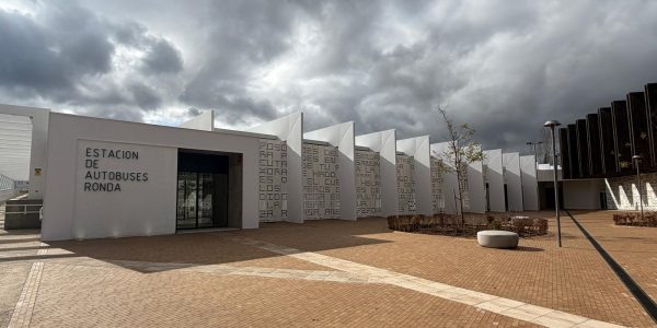 La estación se sitúa en la nueva plaza creada junto a la Biblioteca Comarcal Adolfo Suárez