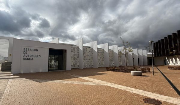 La estación se sitúa en la nueva plaza creada junto a la Biblioteca Comarcal Adolfo Suárez