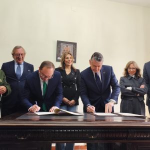 El consejero Antonio Sanz y el presidente del Círculo de Artistas de Ronda, Daniel Harillo, firmando el acuerdo