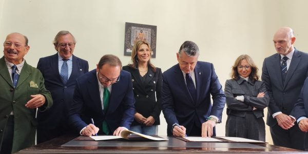 El consejero Antonio Sanz y el presidente del Círculo de Artistas de Ronda, Daniel Harillo, firmando el acuerdo