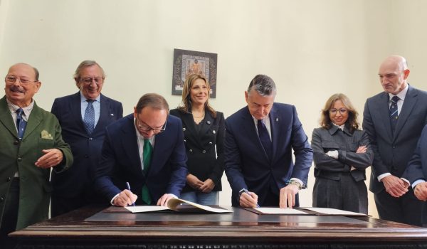 El consejero Antonio Sanz y el presidente del Círculo de Artistas de Ronda, Daniel Harillo, firmando el acuerdo