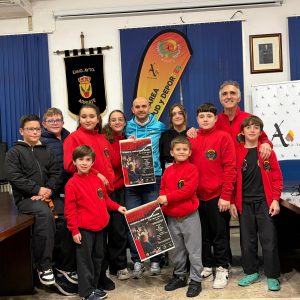 Varios jóvenes deportistas tomaron también la palabra para expresar su emoción por competir en su propio pueblo, rodeados de familiares y amigos.