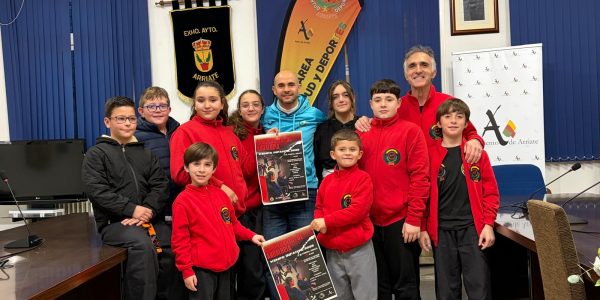 Varios jóvenes deportistas tomaron también la palabra para expresar su emoción por competir en su propio pueblo, rodeados de familiares y amigos.