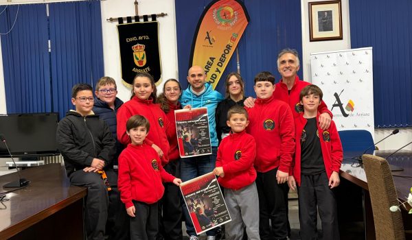 Varios jóvenes deportistas tomaron también la palabra para expresar su emoción por competir en su propio pueblo, rodeados de familiares y amigos.