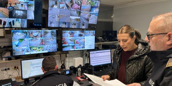 La alcaldesa, María de la Paz Fernández, y el inspector jefe de la Policía Local de Ronda, Miguel Ángel Aranda