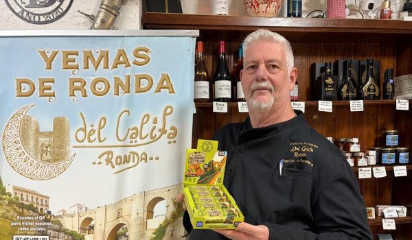 Rafael Pimentel, propietario de Dulces del Califa, presenta Desfiladero del Tajo, la barrita energética 100% natural con sabor a pistacho.