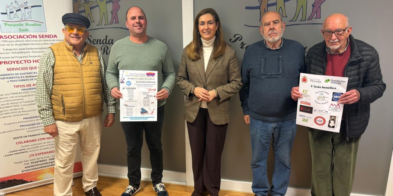 Foto de familia en la presentación del evento