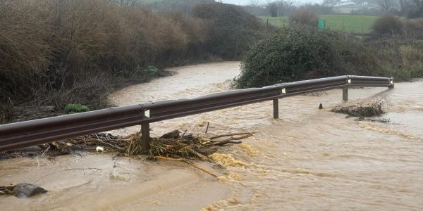 La vía que une la Cruz de San Jorge con el camino de Navares y Tejares, completamente anegada