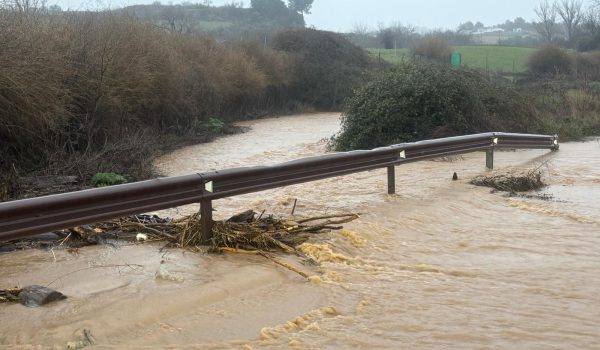 La vía que une la Cruz de San Jorge con el camino de Navares y Tejares, completamente anegada