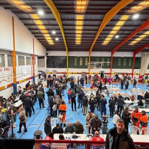 Así se presenta el polideportivo en la mañana de hoy, donde se seguirá ofreciendo comida a los vecinos de Grazalema