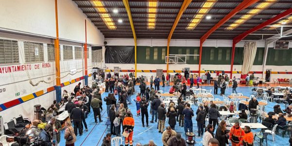 Así se presenta el polideportivo en la mañana de hoy, donde se seguirá ofreciendo comida a los vecinos de Grazalema