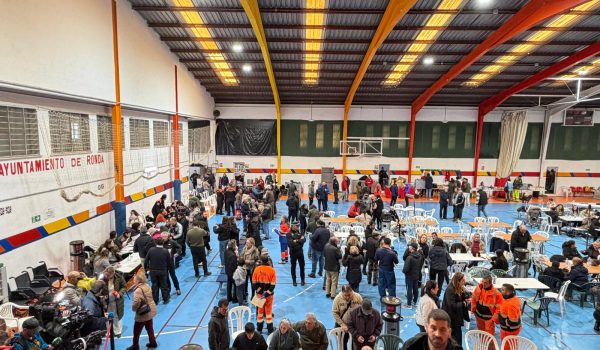 Así se presenta el polideportivo en la mañana de hoy, donde se seguirá ofreciendo comida a los vecinos de Grazalema