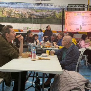 Muchos de los profesionales de la hostelería de la ciudad se han puesto detrás de los fogones en los últimos días para dar de comer a las personas desalojadas