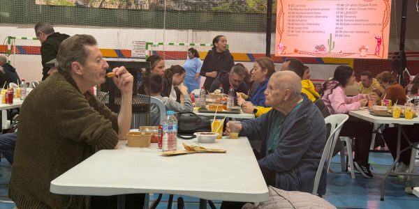 Muchos de los profesionales de la hostelería de la ciudad se han puesto detrás de los fogones en los últimos días para dar de comer a las personas desalojadas