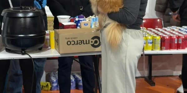 Decenas de personas acuden diariamente al polideportivo El Fuerte