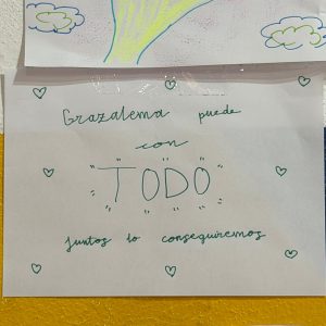 En el rincón lúdico, los niños cuelgan frases y dibujos realizados en estas jornadas