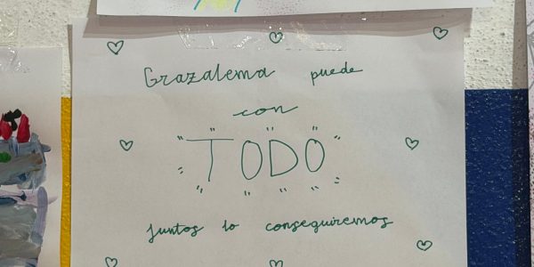 En el rincón lúdico, los niños cuelgan frases y dibujos realizados en estas jornadas