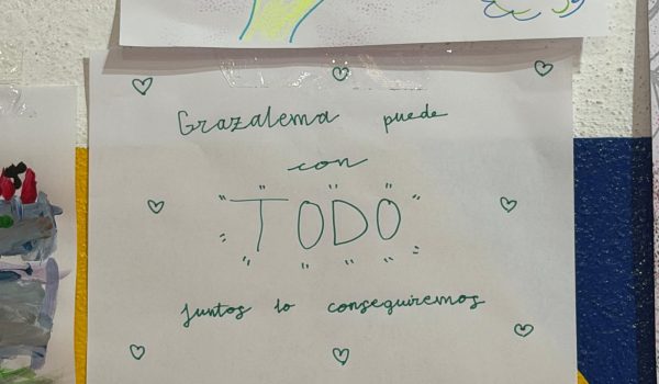 En el rincón lúdico, los niños cuelgan frases y dibujos realizados en estas jornadas