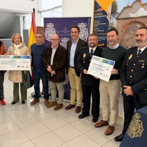 Foto de familia durante el acto de entrega de los cheques