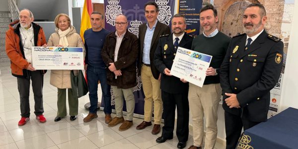 Foto de familia durante el acto de entrega de los cheques