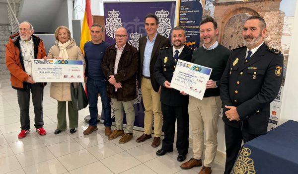 Foto de familia durante el acto de entrega de los cheques