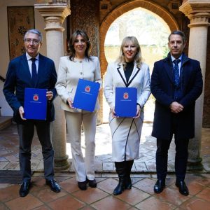 Foto de familia tras la firma del protocolo