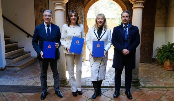 Foto de familia tras la firma del protocolo