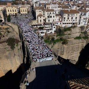 La caminata, a su paso por el Puente Nuevo | Ángel Ruiz