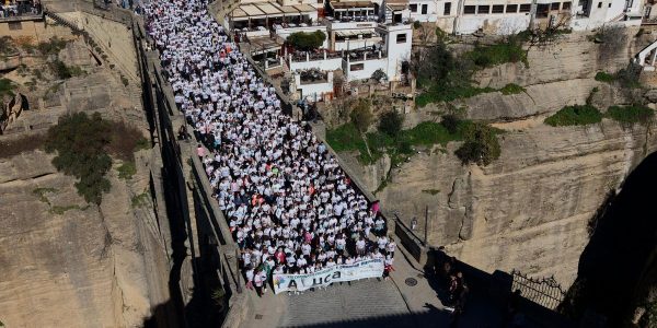 La caminata, a su paso por el Puente Nuevo | Ángel Ruiz
