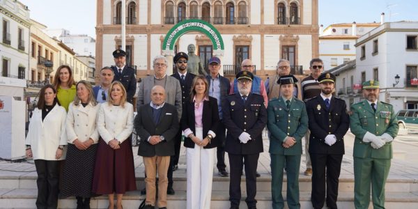 Foto de familia frente al Círculo de Artistas