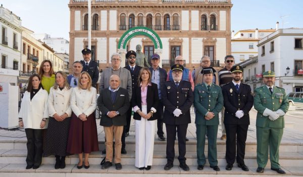 Foto de familia frente al Círculo de Artistas