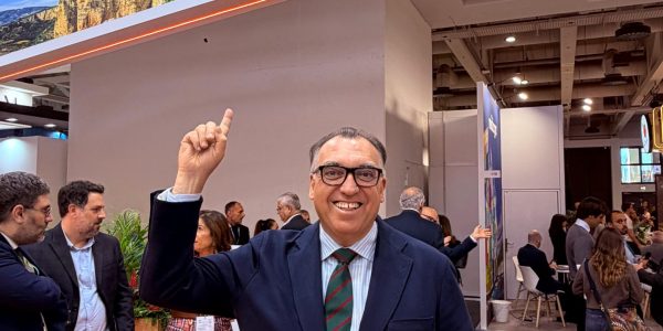Arturo Bernal, consejero de Turismo, posa frente a una imagen del Puente Nuevo en el Messe Berlín