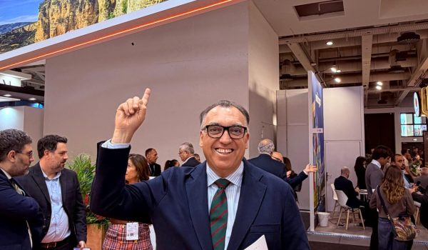 Arturo Bernal, consejero de Turismo, posa frente a una imagen del Puente Nuevo en el Messe Berlín