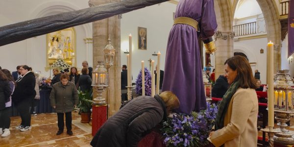 Padre Jesús ha estrenado una nueva túnica de terciopelo de seda malva