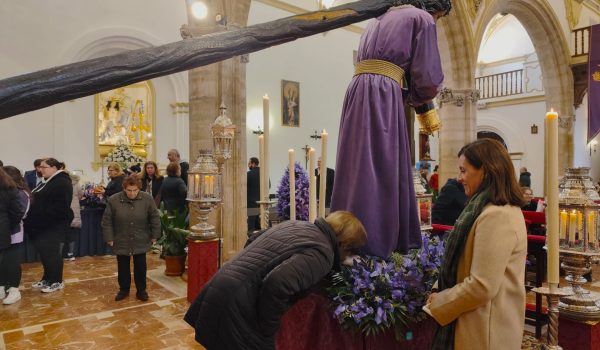 Padre Jesús ha estrenado una nueva túnica de terciopelo de seda malva
