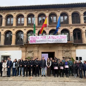 Foto de familia en la puerta del Consistorio