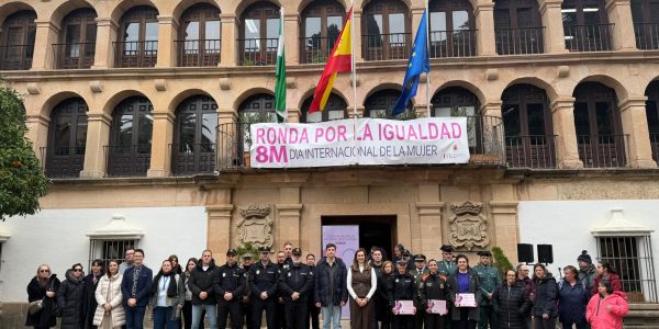 Foto de familia en la puerta del Consistorio