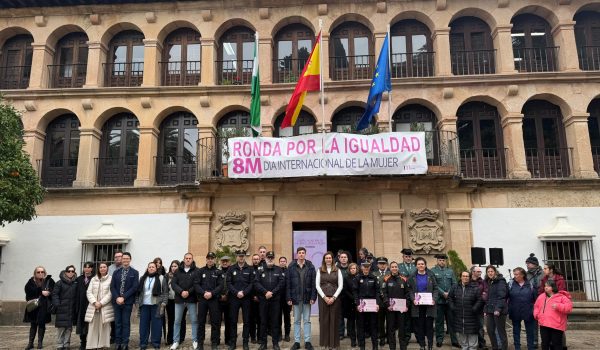 Foto de familia en la puerta del Consistorio
