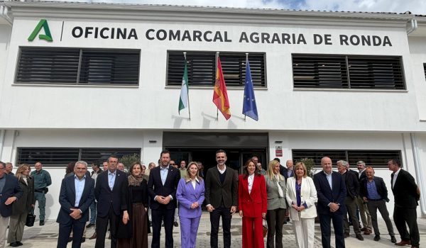 Foto de familia en la inauguración del espacio