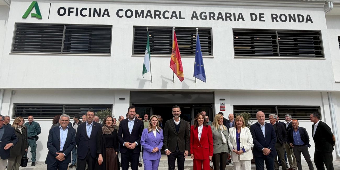 Foto de familia en la inauguración del espacio