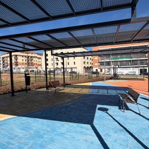 La plaza cuenta con un parque infantil, zonas verdes y tres parcelas de uso comercial