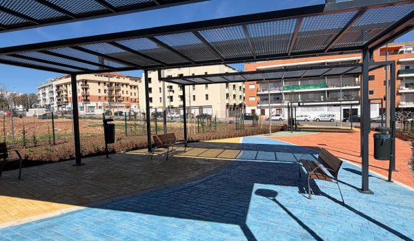 La plaza cuenta con un parque infantil, zonas verdes y tres parcelas de uso comercial