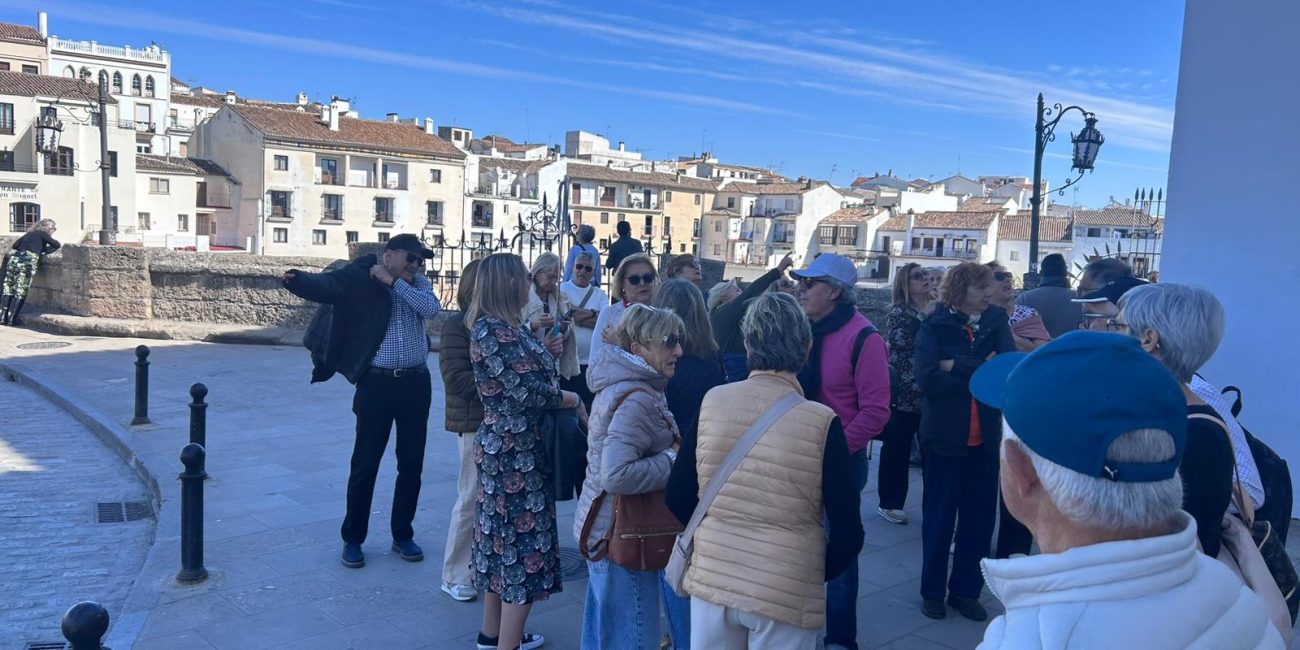 Turistas en el Puente Nuevo