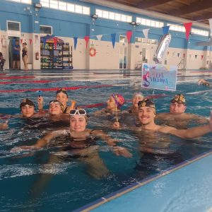 Uno de los equipos participantes, en la piscina municipal cubierta