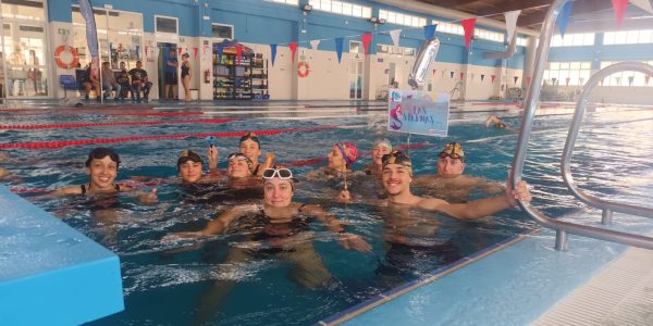 Uno de los equipos participantes, en la piscina municipal cubierta