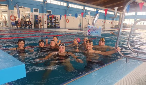 Uno de los equipos participantes, en la piscina municipal cubierta